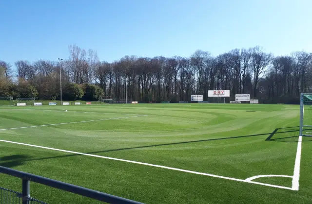 Campo de futebol de relva artificial visto do escanteio