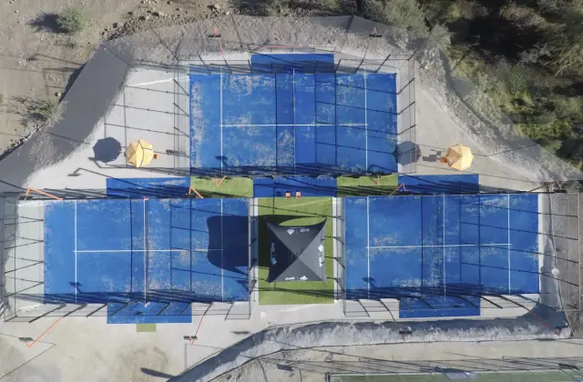 Vista aérea de quadras de padel com relva artificial azul