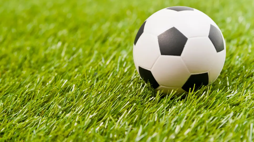 Bola de futebol sobre relva artificial