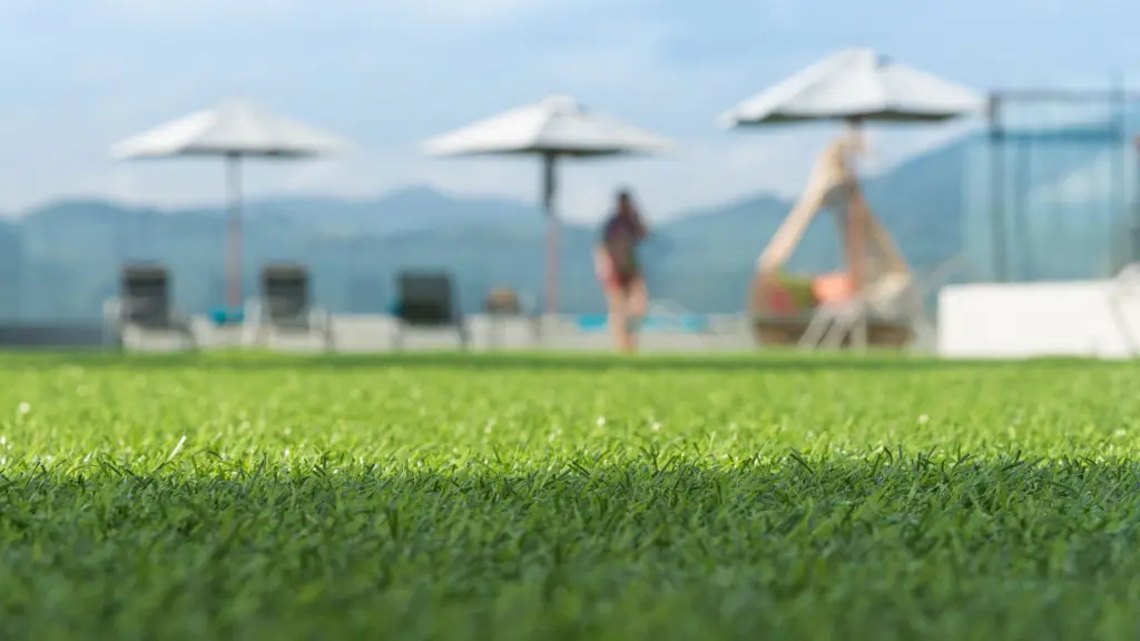 Relva artificial em um terraço com guarda-sóis
